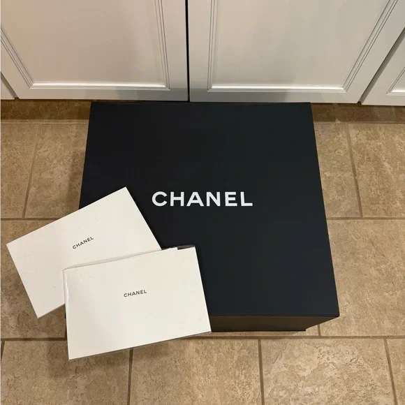 Chanel Magnetic Storage Box Lux Fold Authentication Cards Storage Clean - Picture 1 of 14